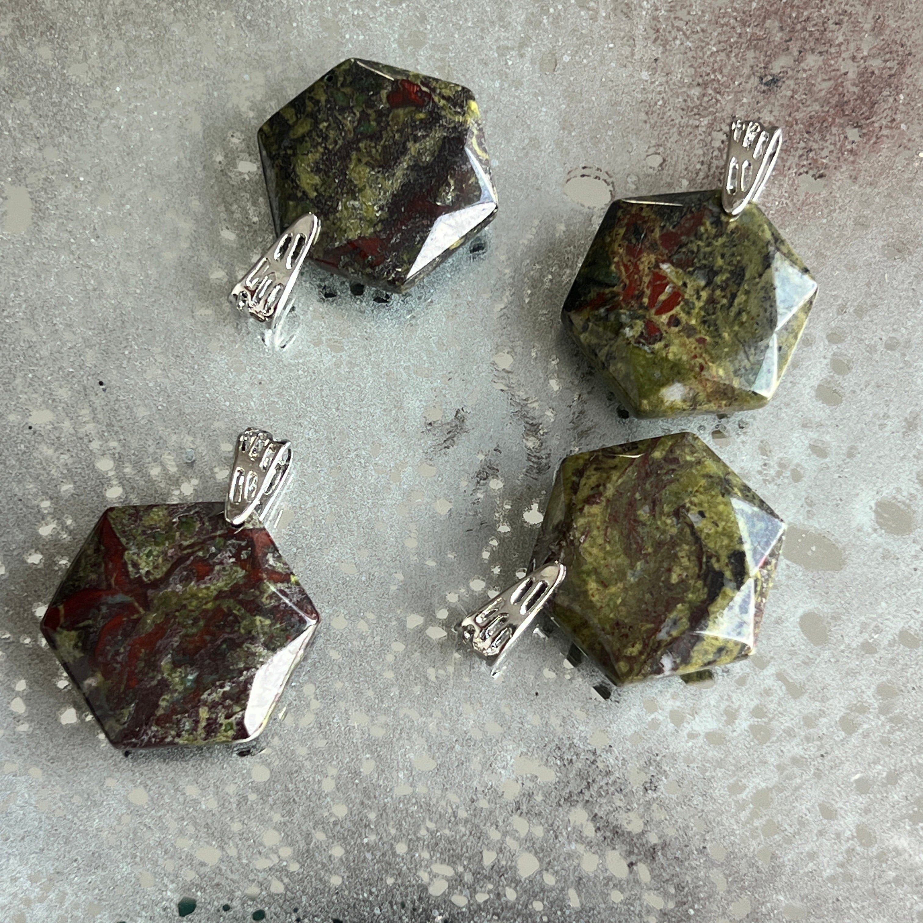 Pandantiv hexagon sangele dragonului