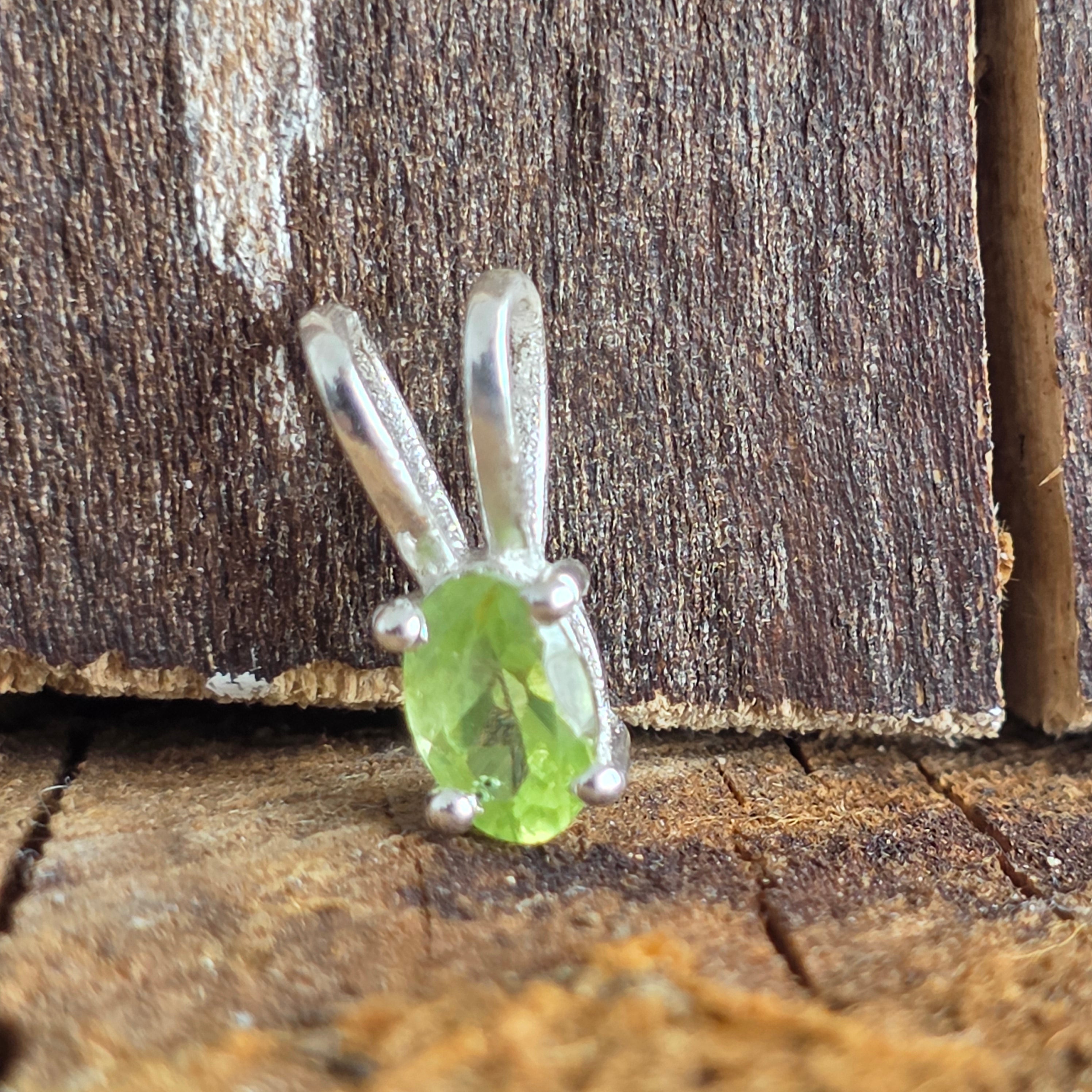 Pandantiv peridot 1.2 cm oval, argint, piatra lunii august, birthstone