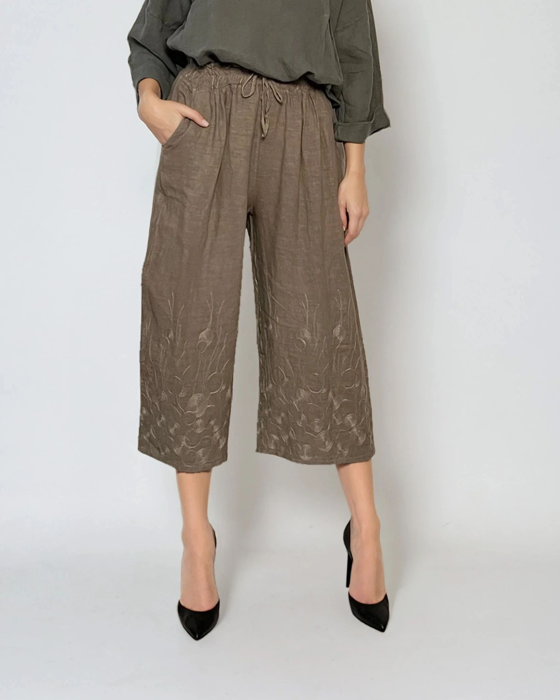 Pantaloni 3/4 din in cu broderie florală și buzunare grej - Unica S-L