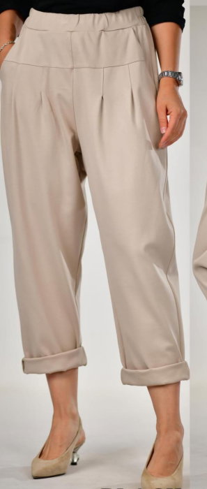Pantaloni bej lejeri cu pliuri si mansete rasucite, din tricot plin de vascoza