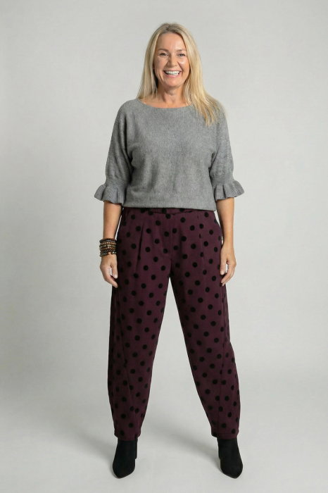Pantaloni bordo lejeri cu imprimeu buline subtil emosate , croi relaxat, talie confortabila