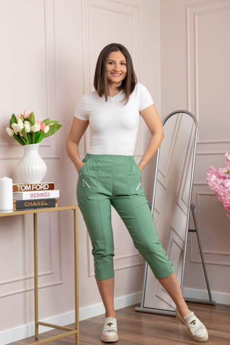 Pantaloni dama 3 4 Jenny verde salvie cu talie elastica si fermoare decorative