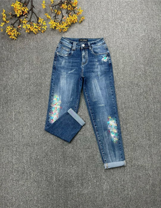 Pantaloni jeans denim CUDI, croiala gen mom fit, cu desen colorat