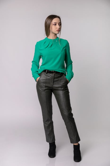 Pantaloni kaki din piele ecologica cu buzunare functionale