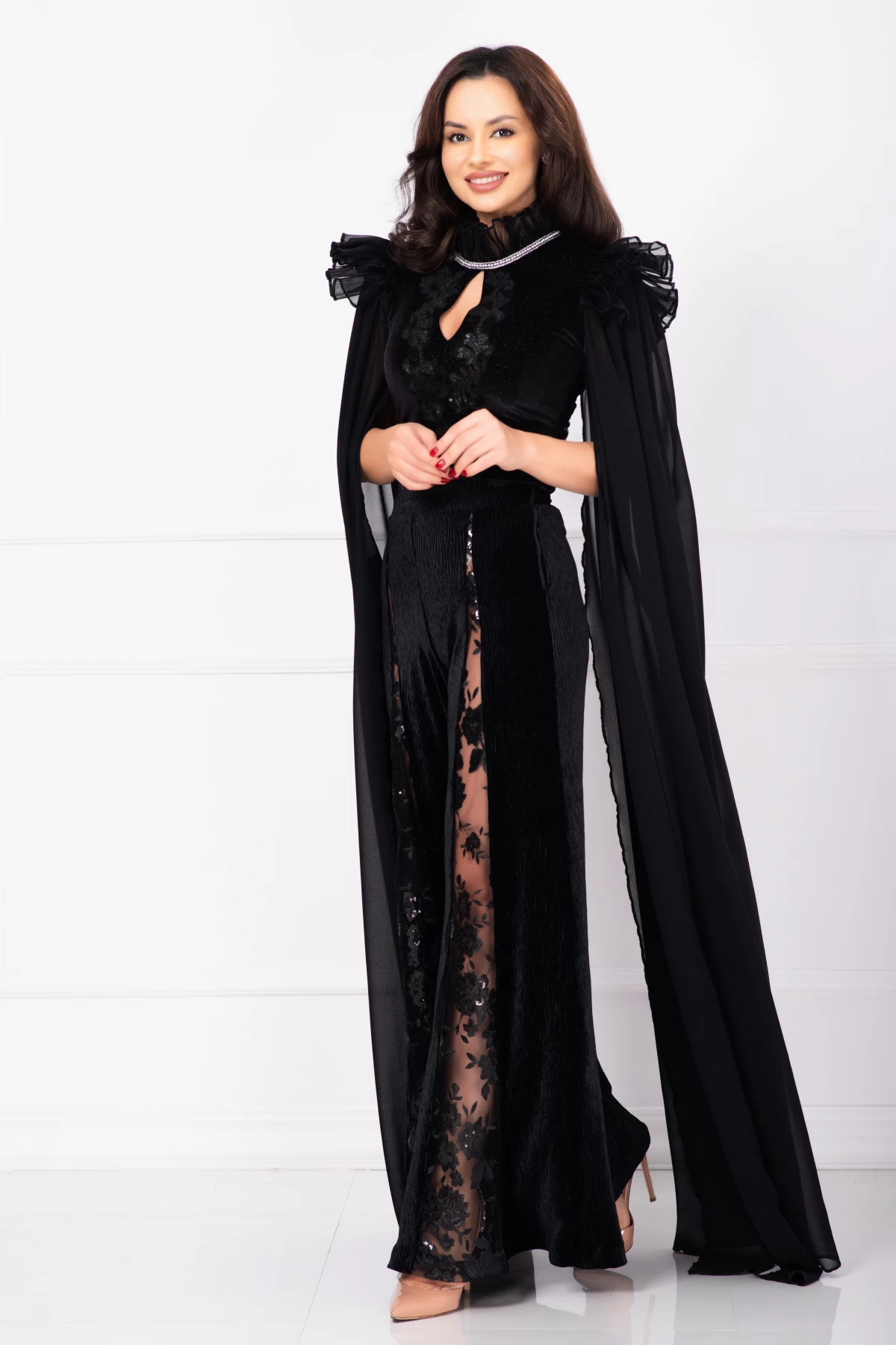 Pantaloni negri eleganti din catifea cu decupaj acoperit cu tulle brodat