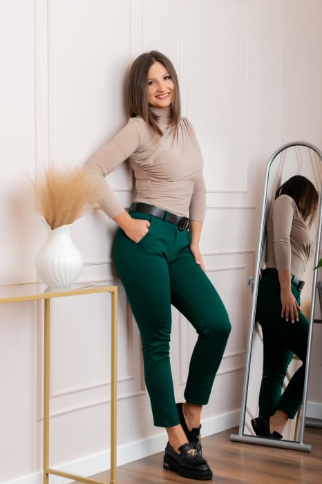 Pantaloni slim verzi cu talie inalta si curea lata