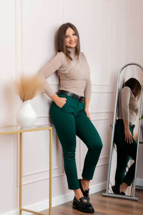 Pantaloni slim verzi cu talie inalta si curea lata