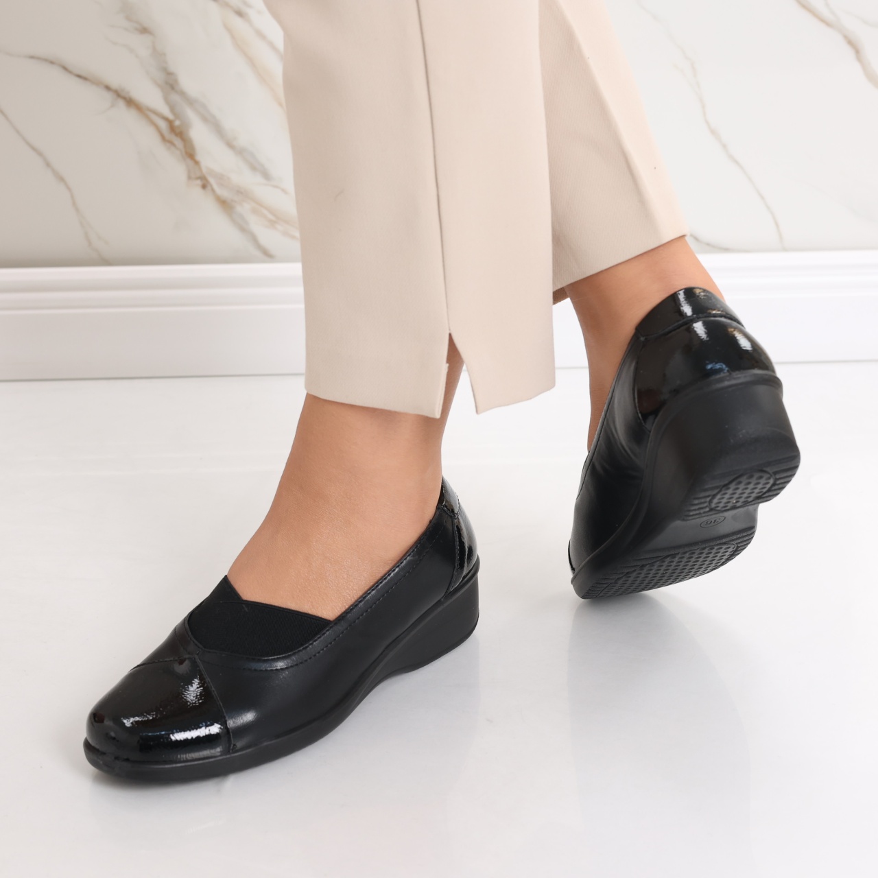 Pantofi dama casual negri din piele ecologica si lacuita Lois - poza 1
