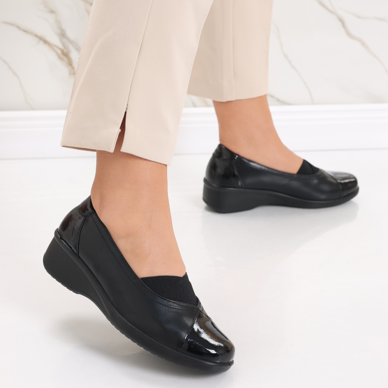 Pantofi dama casual negri din piele ecologica si lacuita Lois - poza 3