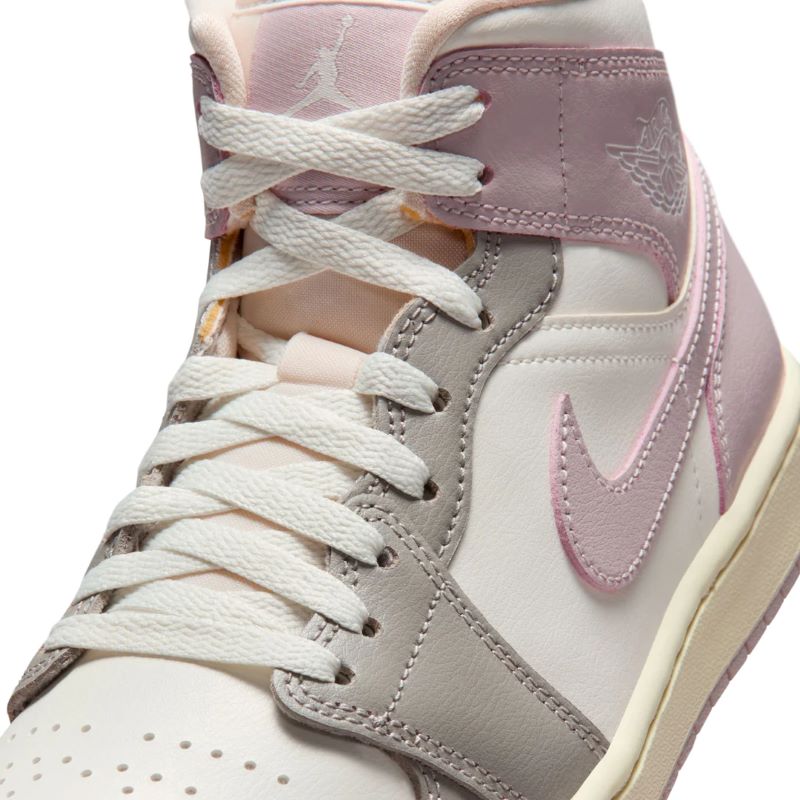 Pantofi sport Nike WMNS AIR JORDAN 1 MID - poza 3