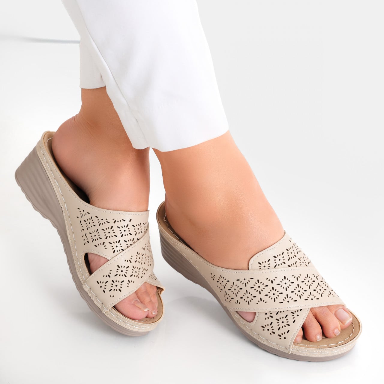 Papuci dama cu platforma Bej din Piele Ecologica Anya - poza 1