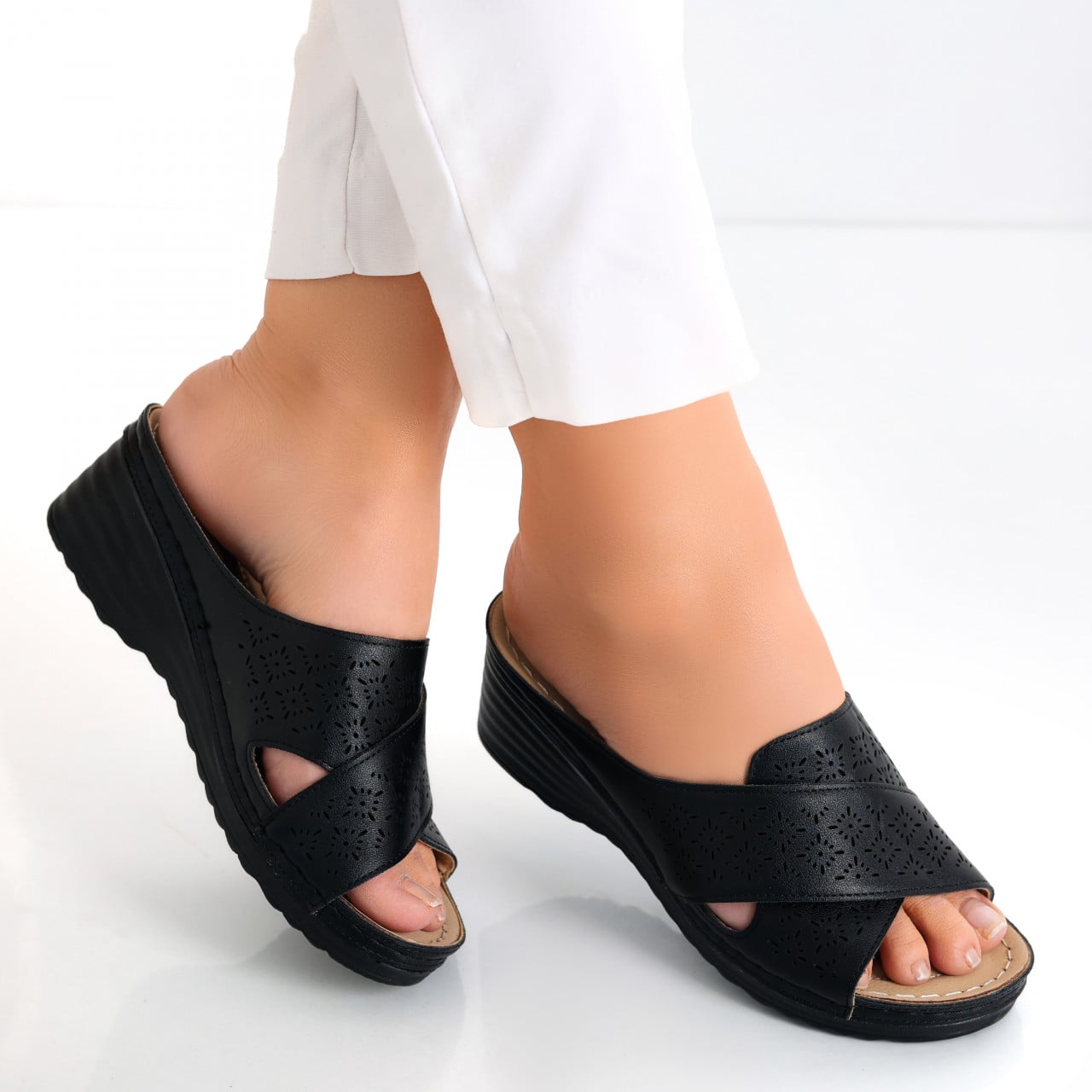 Papuci dama cu platforma Negri din Piele Ecologica Anya - poza 1