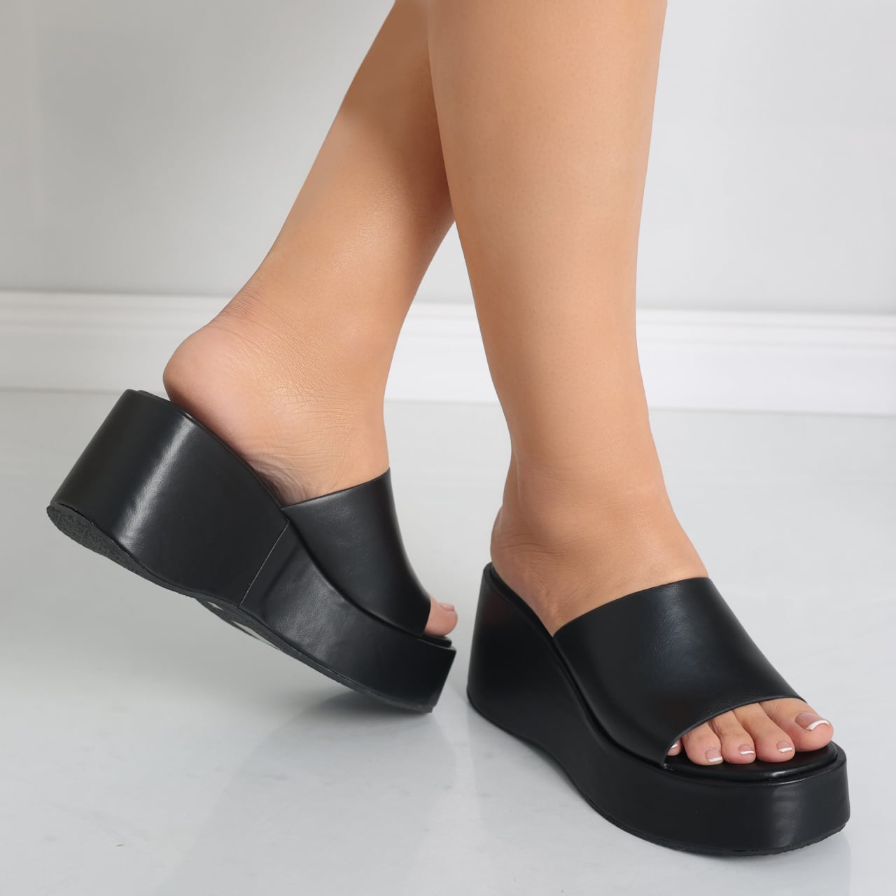 Papuci dama cu platforma Negri din Piele Ecologica Arasia - poza 4