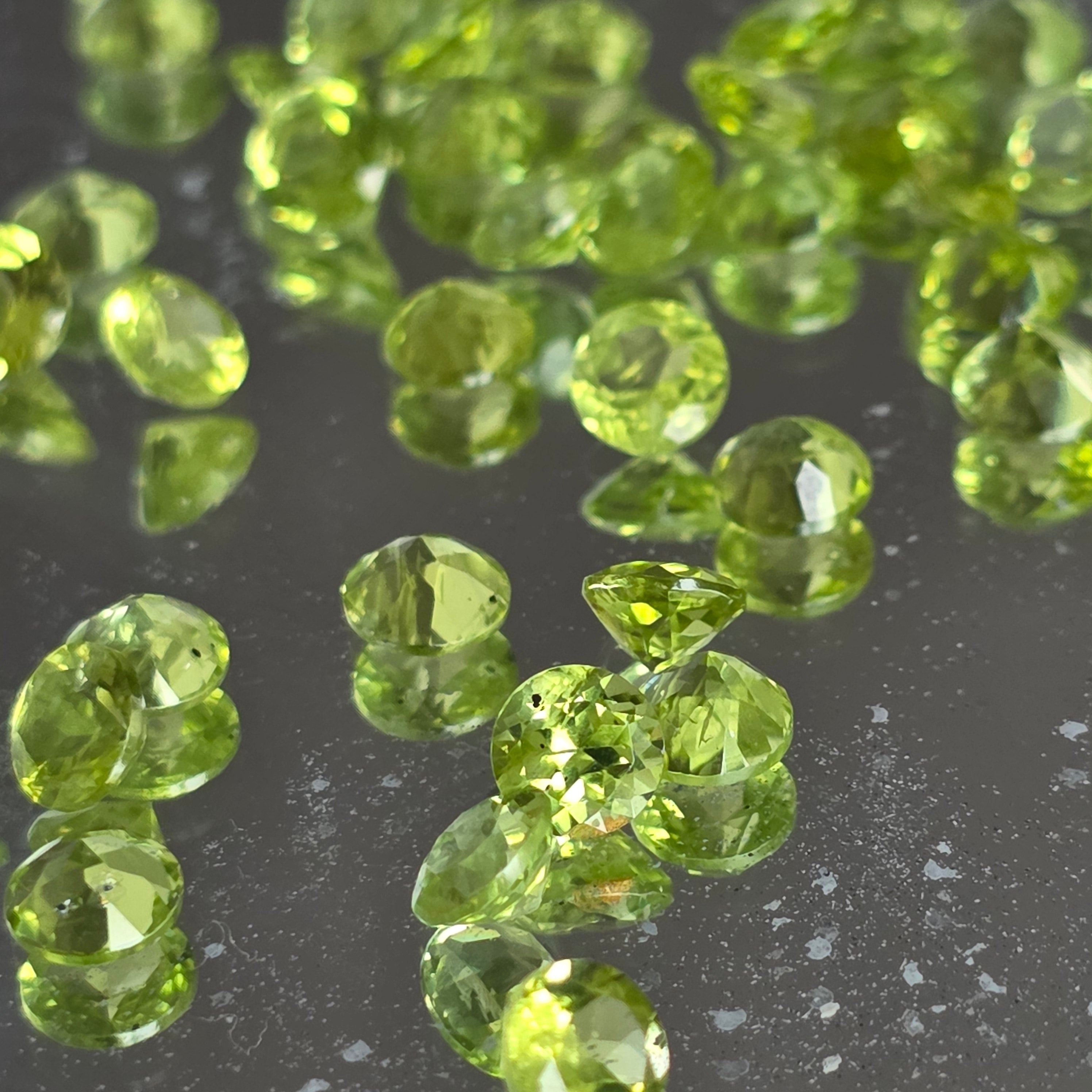 Peridot fatetat rotund – Pietre pentru Bijuterii