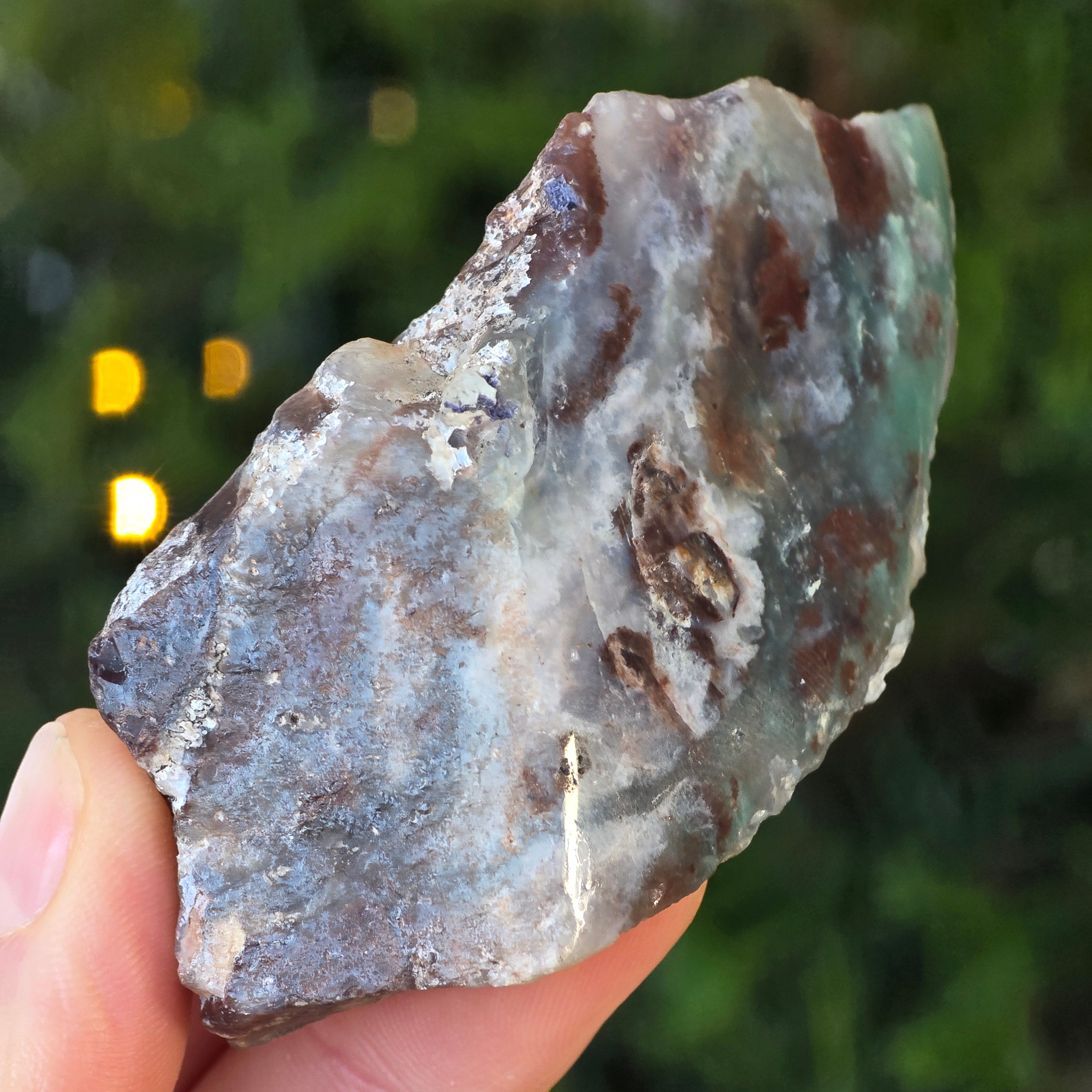 Piatra bruta polista pe o fata de calcedonie cu crom albastru-verzuie din Zimbabwe | Model 3