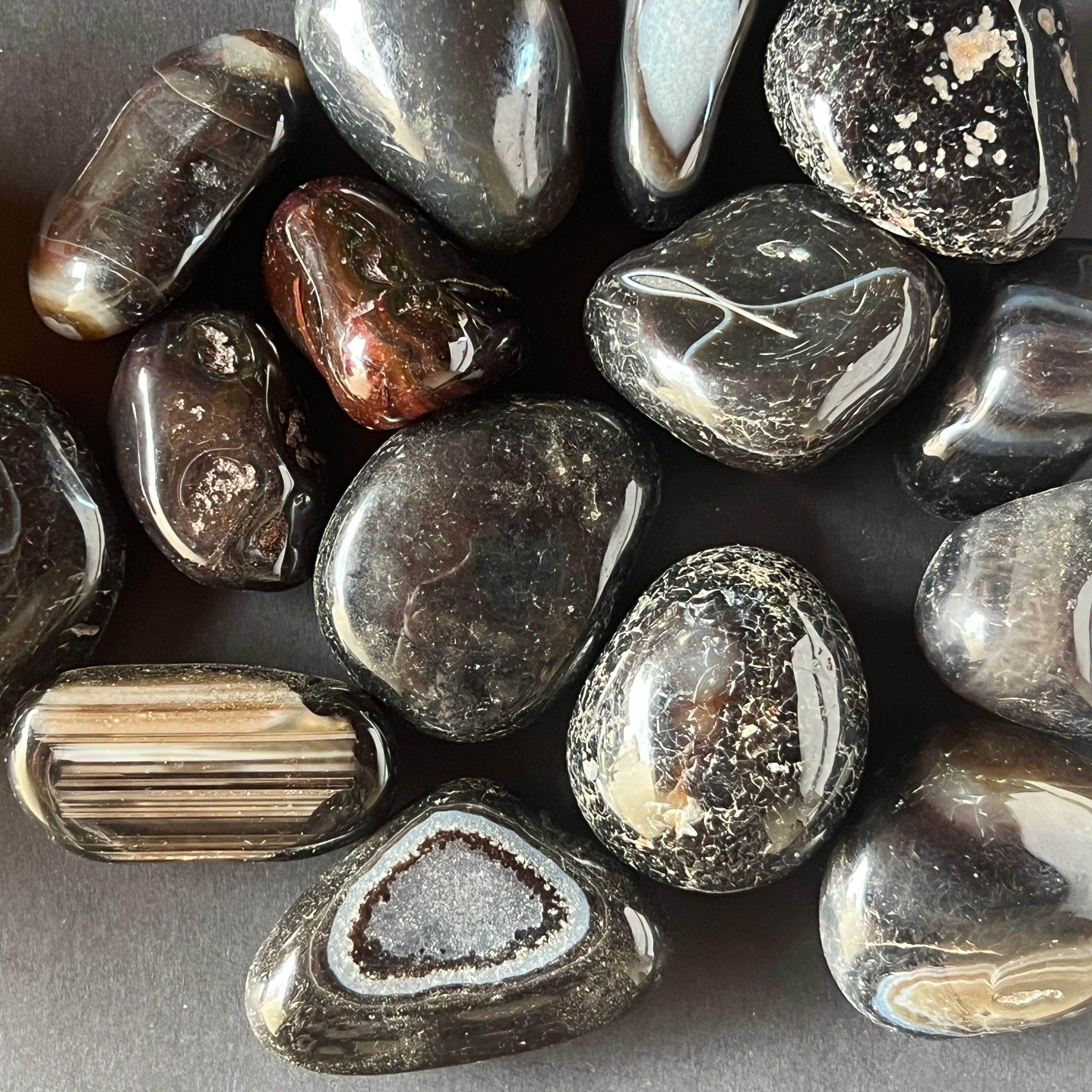 Piatra rulata agat negru dungat m2