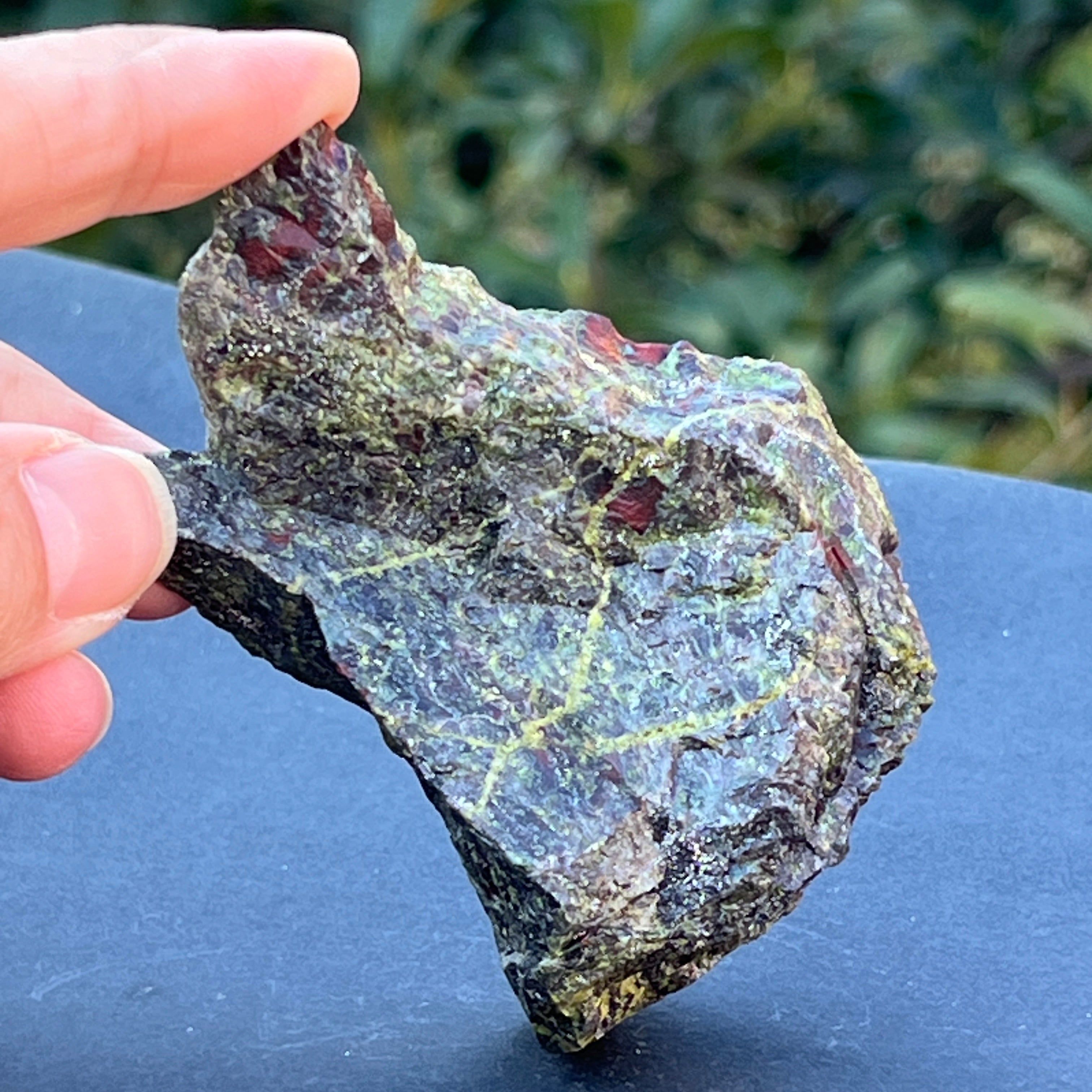 Piatra sangele dragonului (epidot&piedmontit) piatra bruta m10