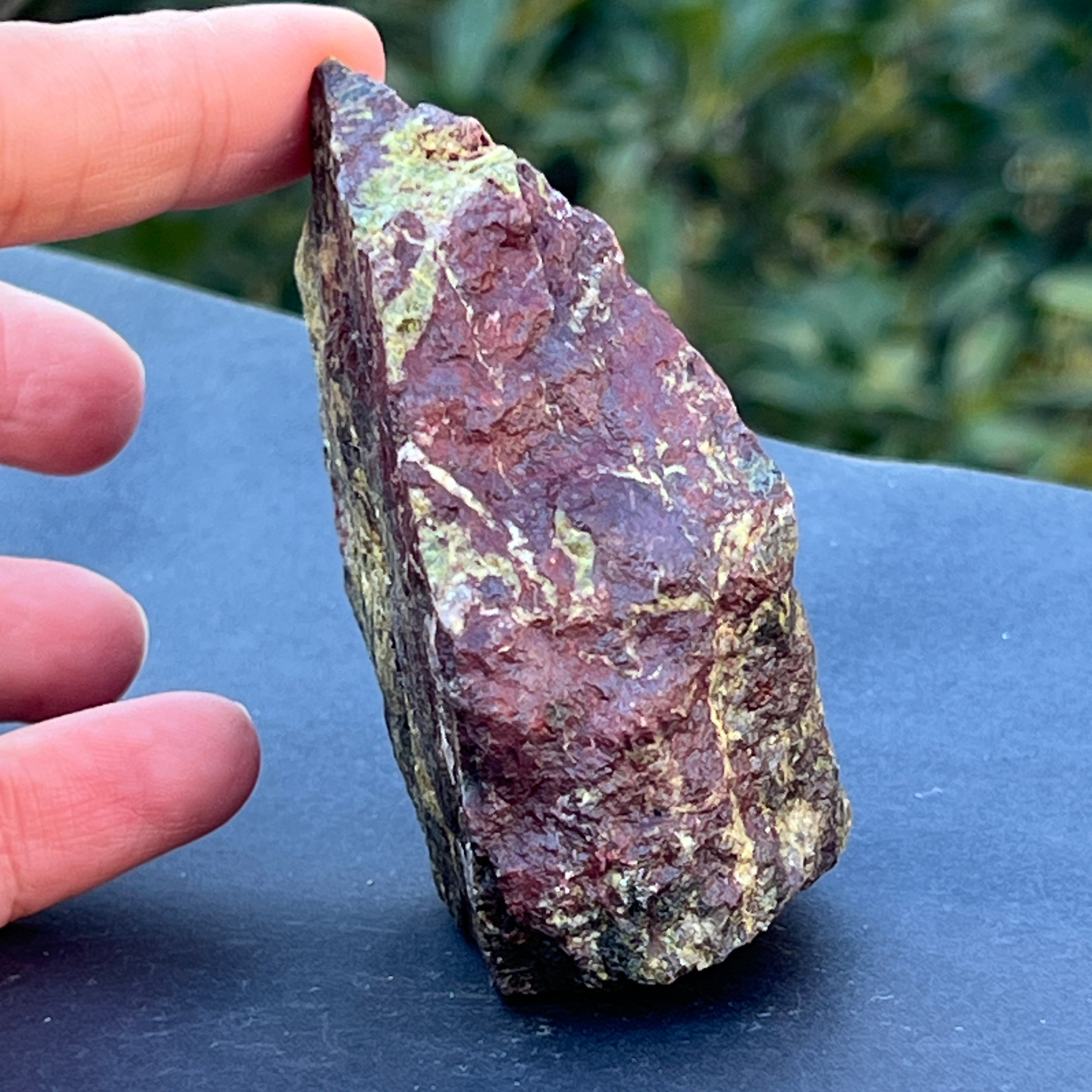 Piatra sangele dragonului (epidot&piedmontit) piatra bruta m11