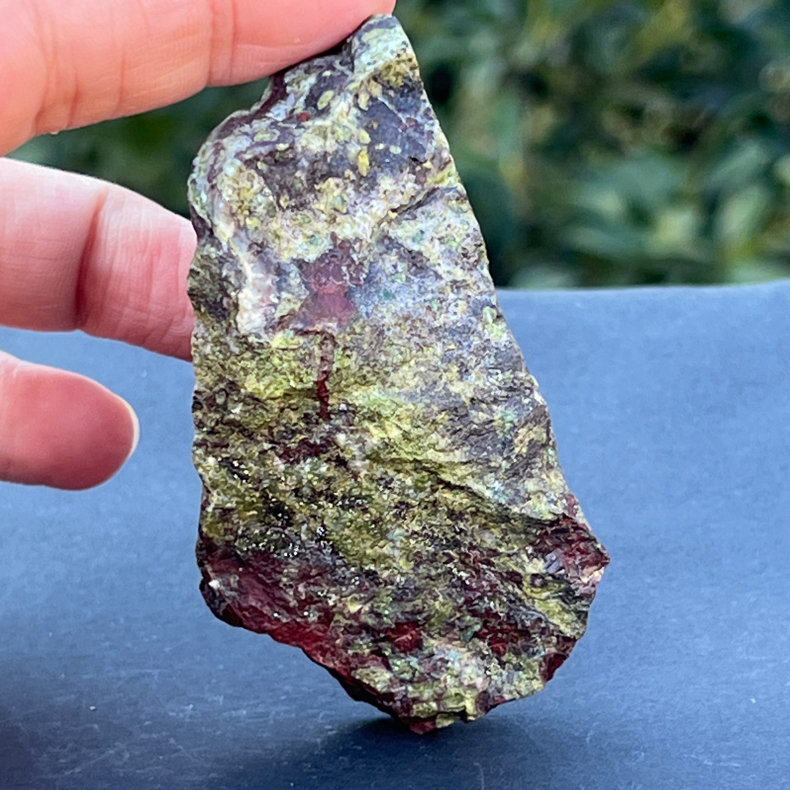 Piatra sangele dragonului (epidot&piedmontit) piatra bruta m12