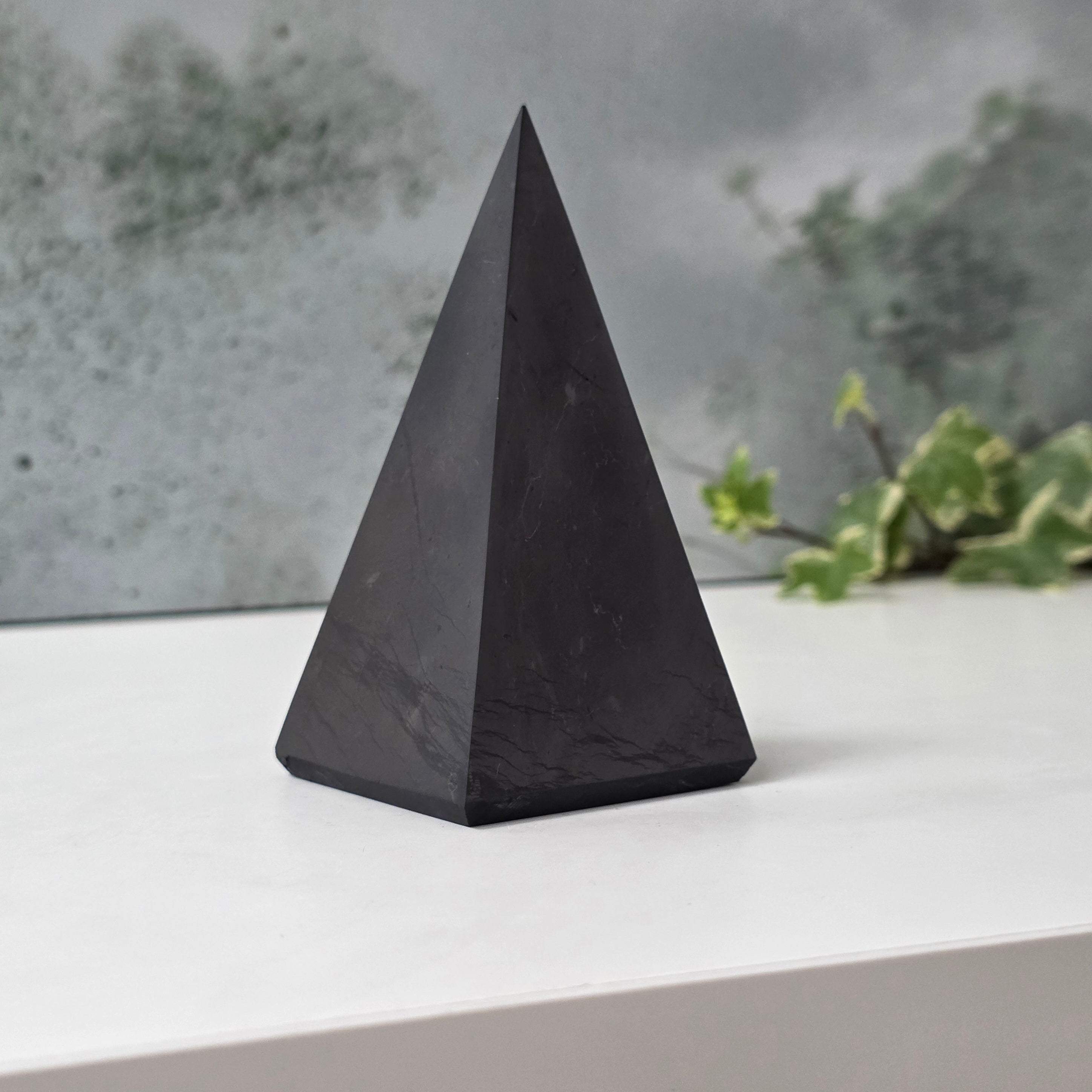 Piramida shungit polisat 10 * 5 cm