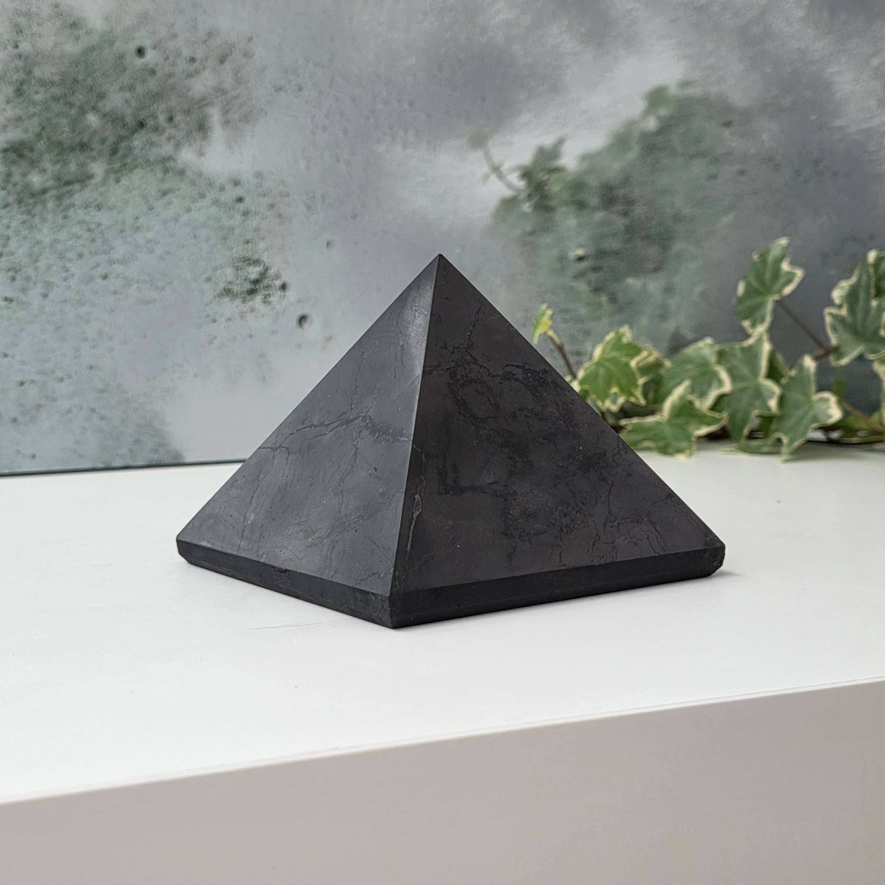 Piramida shungit polisat 10 cm