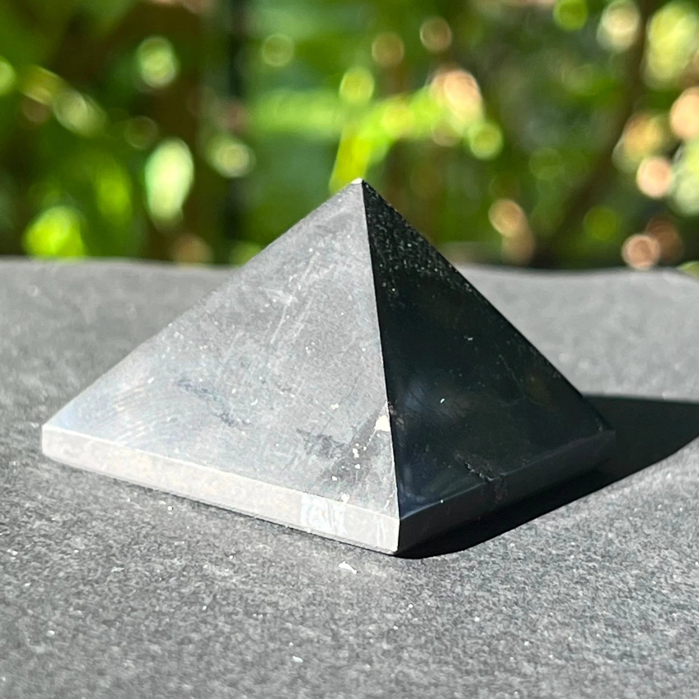Piramida shungit polisat 4.5 cm