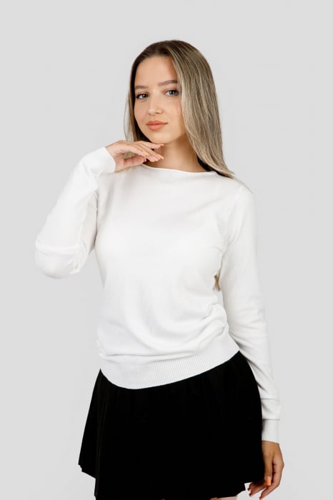 Pulover clasic alb cu decolteu barcuta