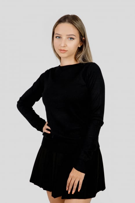 Pulover clasic negru cu decolteu barcuta