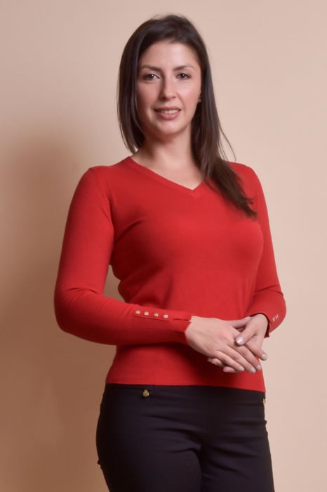Pulover rosu cu decolteu in V si nasturi decorativi