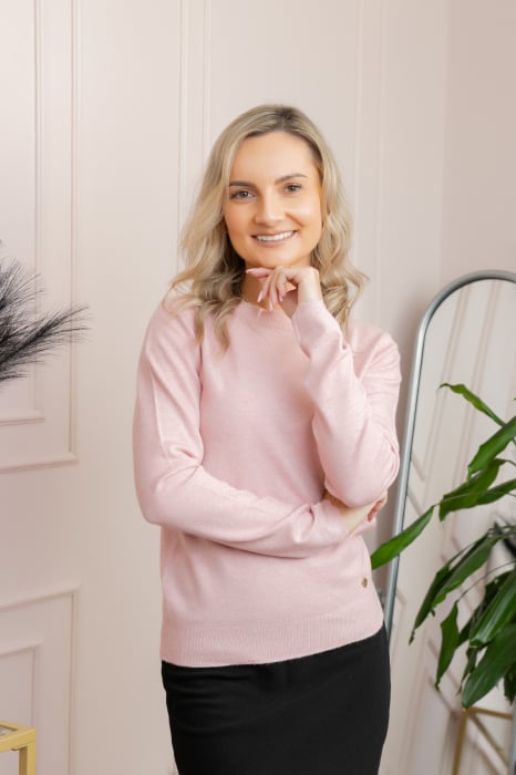 Pulover tricotat fin cu detalii ondulate Caroline - Roz