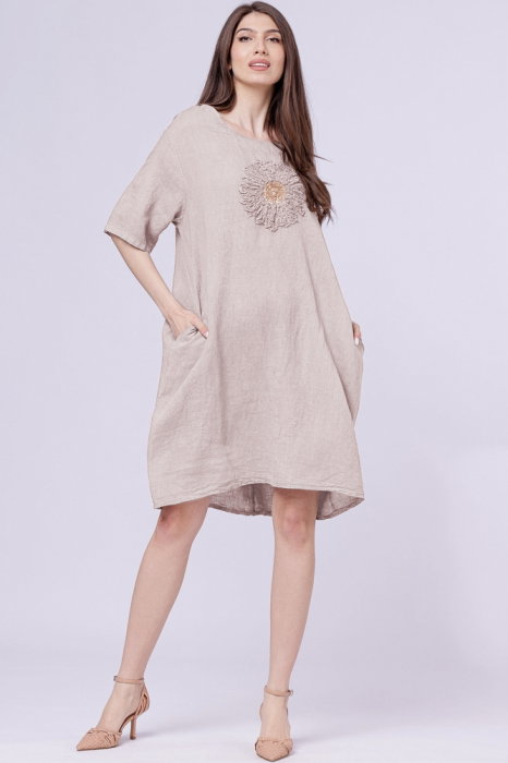 Rochie bej midi din in cu floare din paiete mate pe piept