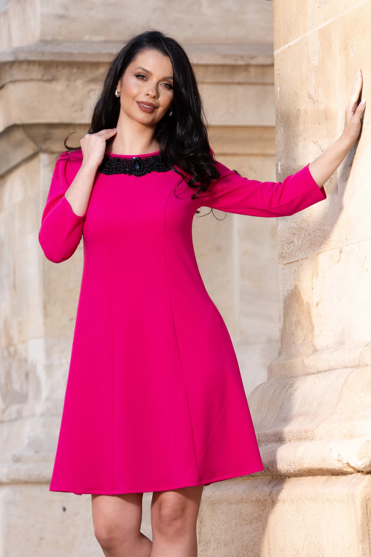 Rochie de ocazie fucsia evazata cu colier din margele negre - poza 1
