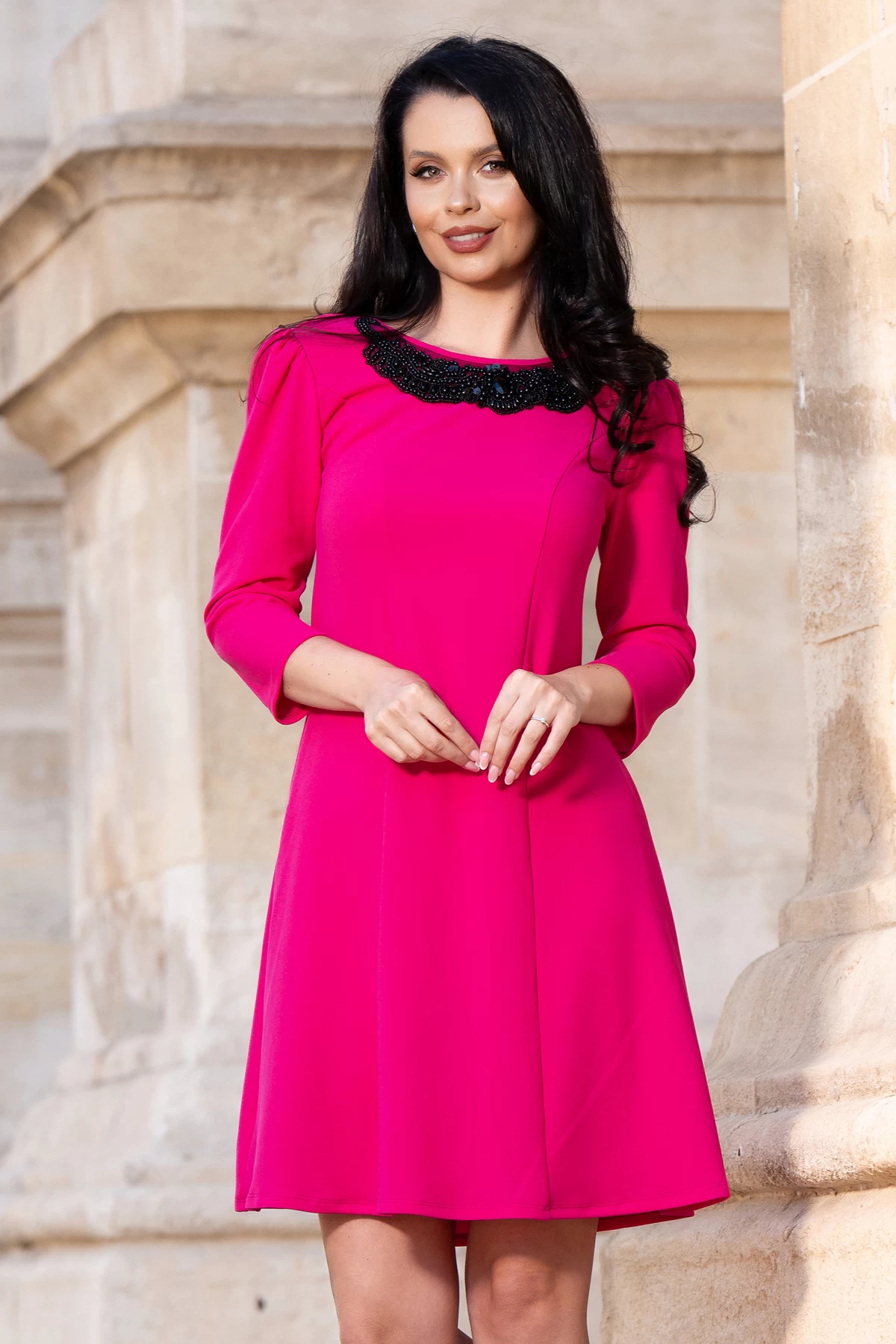 Rochie de ocazie fucsia evazata cu colier din margele negre - poza 3