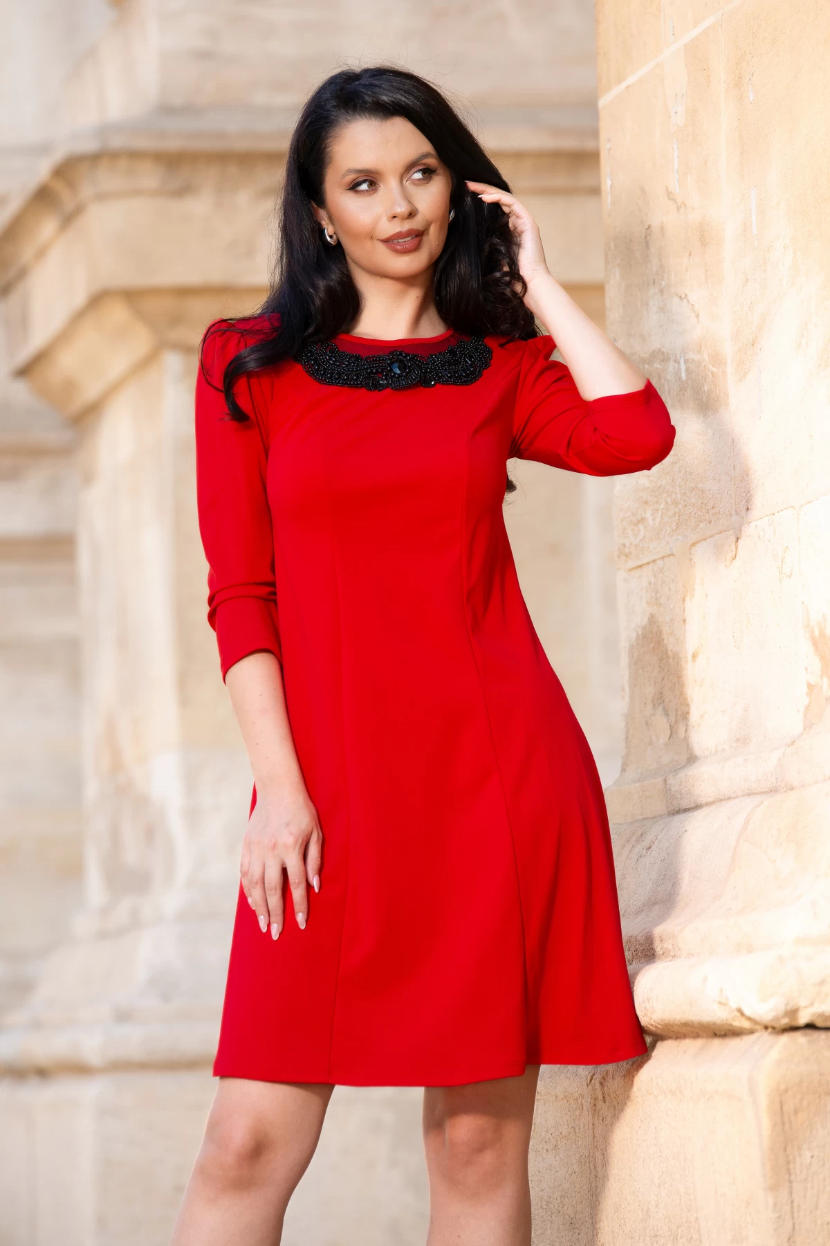 Rochie de ocazie rosie evazata cu colier din margele negre - poza 1