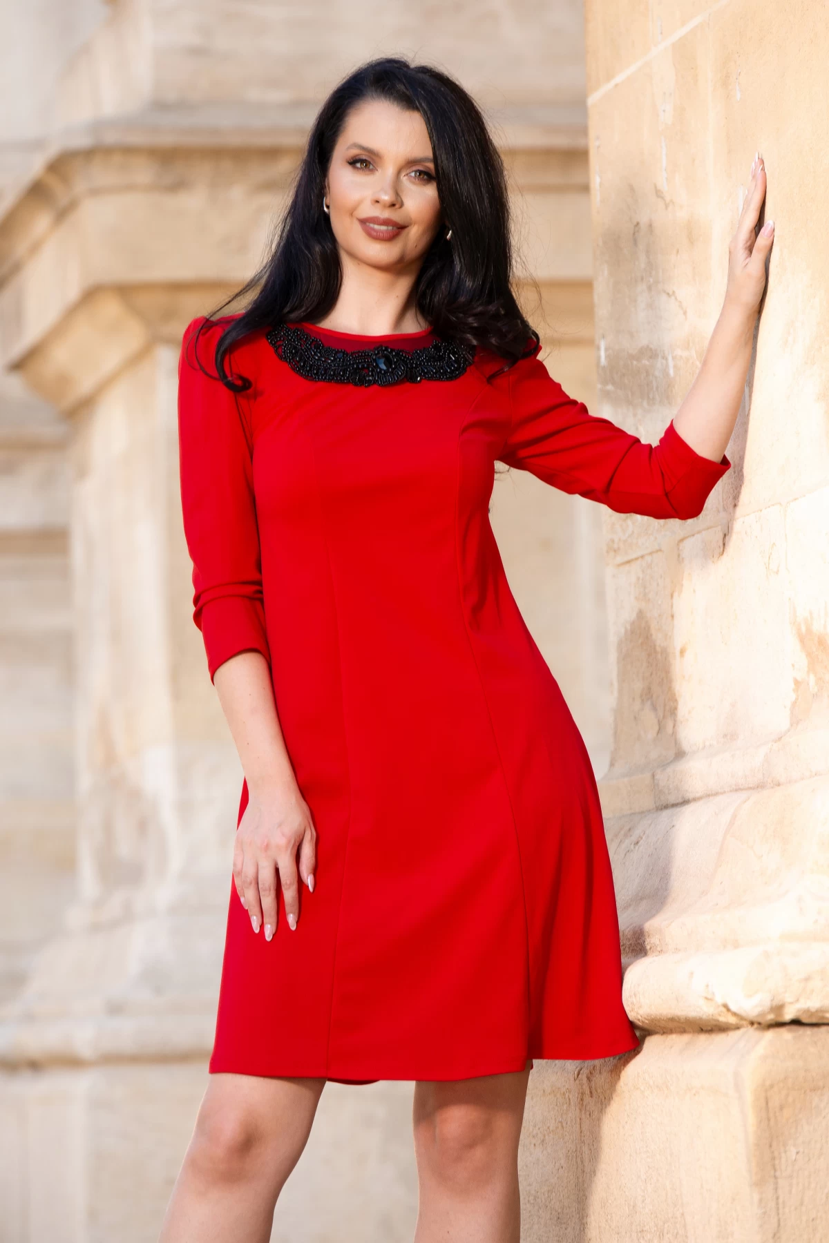 Rochie de ocazie rosie evazata cu colier din margele negre - poza 5