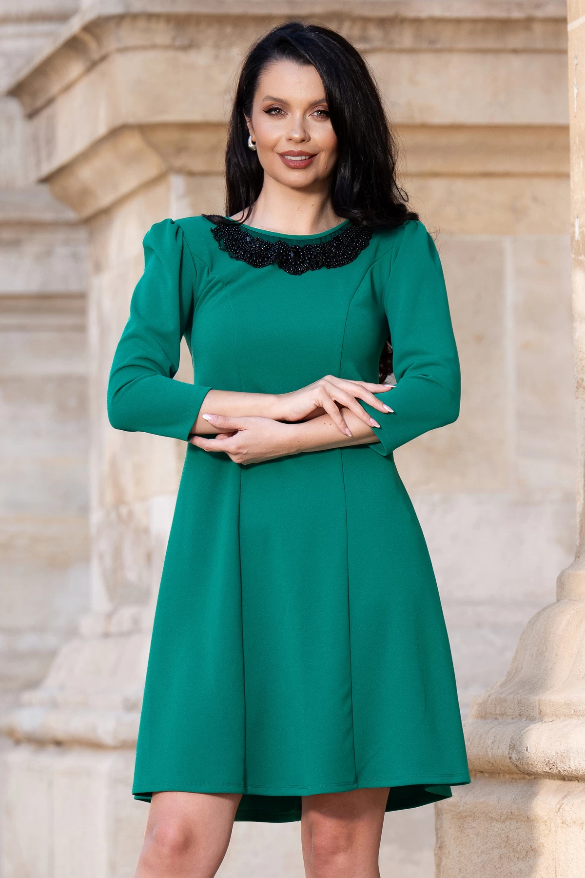 Rochie de ocazie verde evazata cu colier din margele negre - poza 1