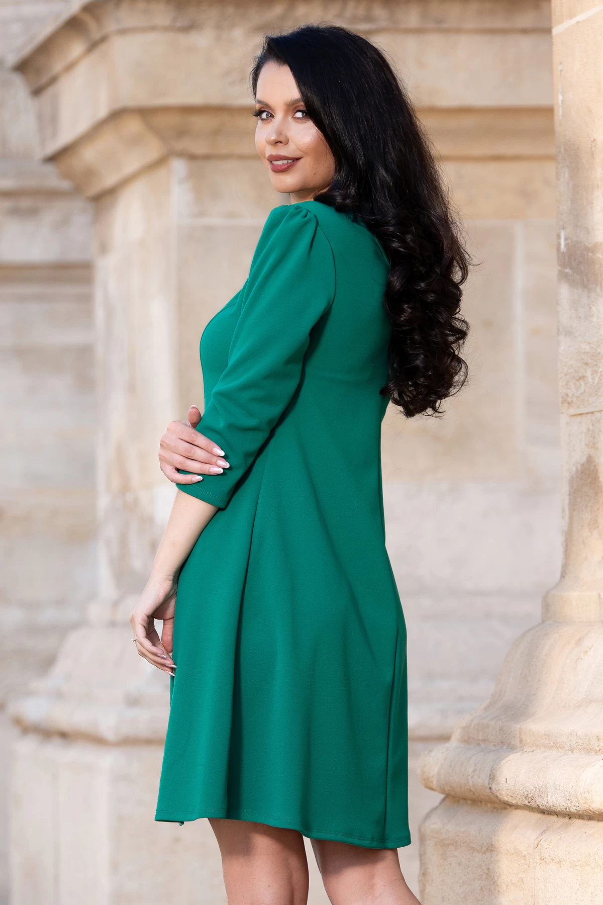 Rochie de ocazie verde evazata cu colier din margele negre - poza 2