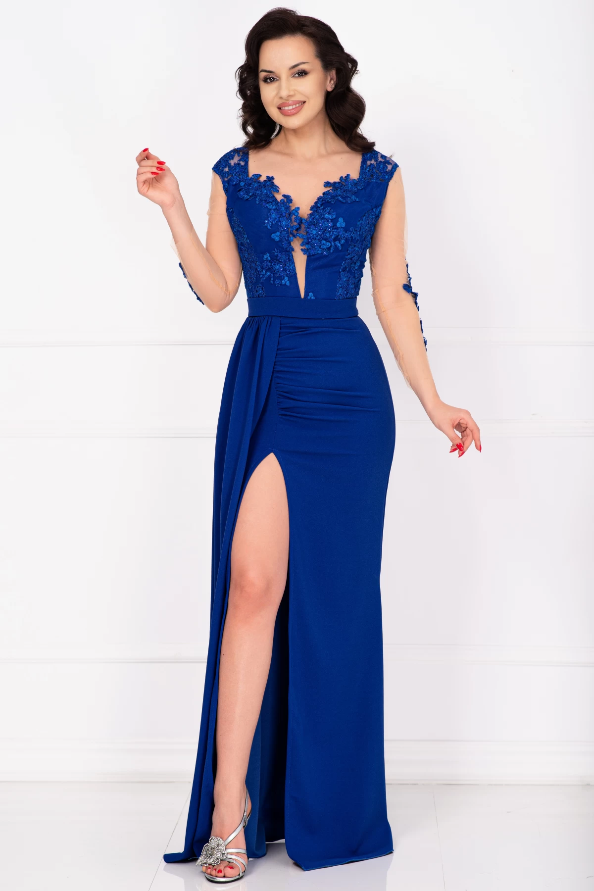 Rochie de seara albastra cu dantela si trena pe o parte