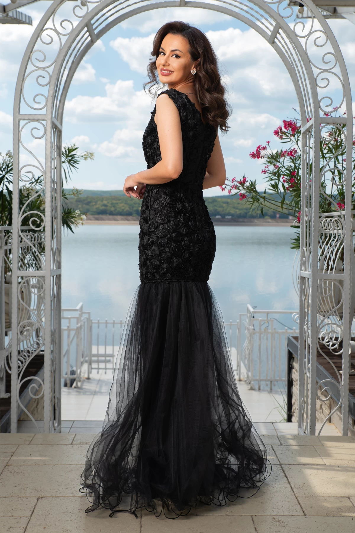 Rochie de seara neagra eleganta tip sirena Elvira cu trandafiri 3D - poza 2
