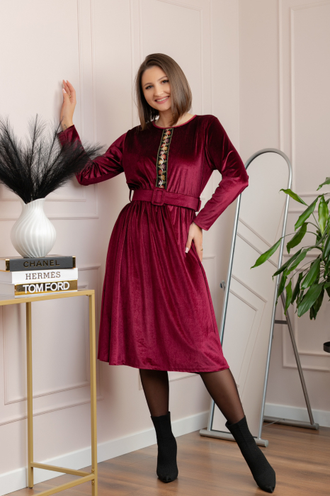 Rochie din catifea Layla cu centura in talie si detaliu boho-floral - Visiniu