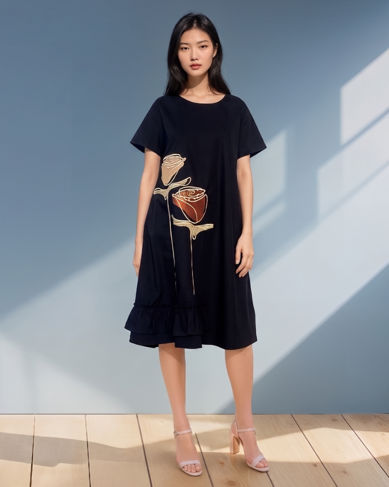 Rochie din poplin cu volan și trandafiri negru - Unica (XL-3XL)