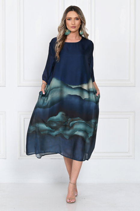 Rochie eleganta satinata A-line cu imprimeu artistic si croi lejer fluid, bleumarin-turcoaz
