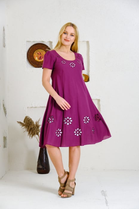 Rochie fuchsia cu detaliu floral perforat