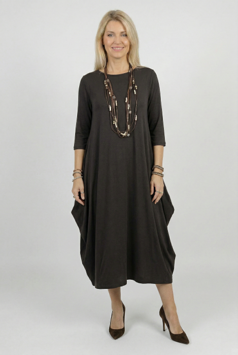 Rochie lunga maro cu colturi laterale, croiala lejera si design minimalist din tricot de vascoza