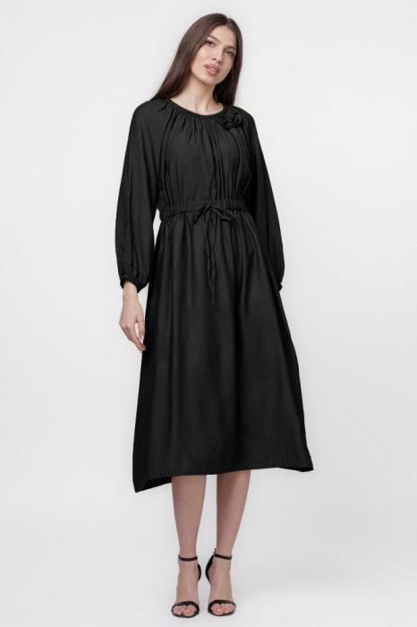 Rochie lunga neagra, cu boboci, stransa in talie, din vascoza