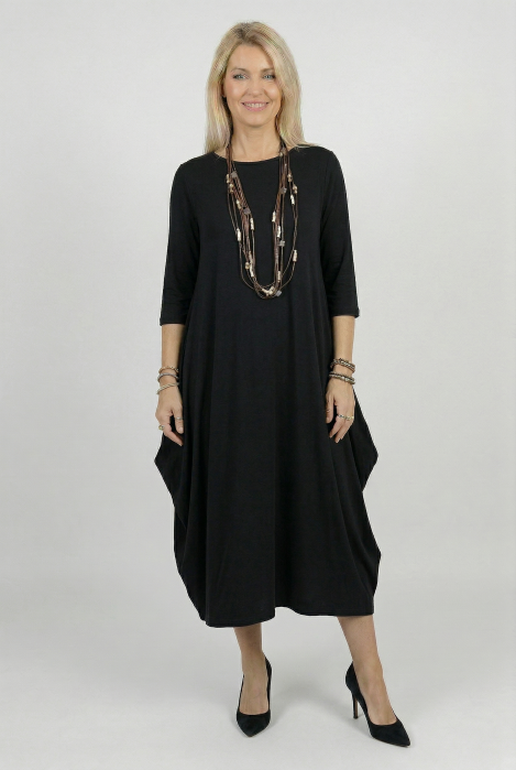 Rochie lunga neagra cu colturi laterale, croiala lejera si design minimalist din vascoza