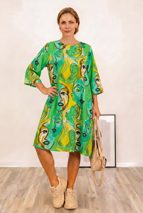 Rochie midi A-line din vascoza cu imprimeu chipuri stilizate, pe fond verde
