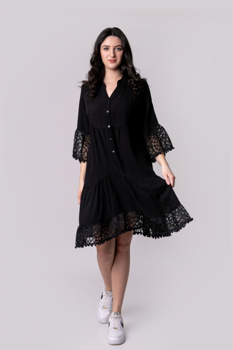 Rochie neagra boho chic cu volane si nasturi