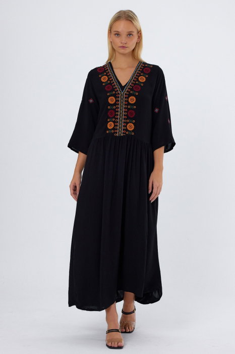 Rochie neagra cu broderie pe piept si maneci, din vascoza