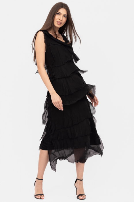 Rochie neagra din matase si vascoza cu volane franjurate suprapuse, fara maneci